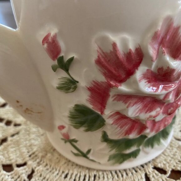 VINTAGE small WHITE Glazed CERAMIC WATERING CAN * 3-D painted PINK CHRYSANTHEMUM - Picture 4 of 7